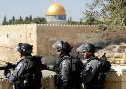 الاحتلال يُسلّم موظفا في أوقاف القدس أمر استدعاء للتحقيق