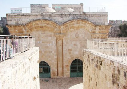 الاحتلال يضع سلاسل حديدية على باب الرحمة