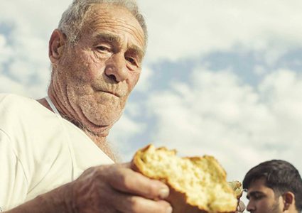 وفاة مفاجئة لـ"خباز اللاجئين" اليوناني