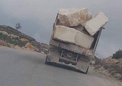 الشرطة تتعامل مع سائق شاحنة لعدم تأمينه الحمولة