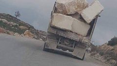 الشرطة تتعامل مع سائق شاحنة لعدم تأمينه الحمولة