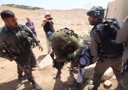 الاحتلال يعتدي على مسن ويعتقل طفله في الخليل