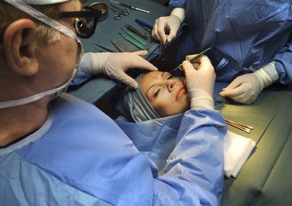 أخصائية تنصح بعمل التجميل الطبي بعمر مبكر