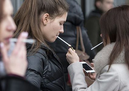 دراسة: تدخين المراهقين يشعرهم بالاكتئاب ويدفعهم للانتحار