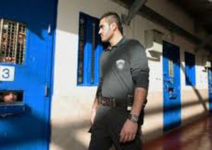 توتر في "مجدو" بعد اقتحام قسم 6 واختطاف ممثل الأسرى من غرفته