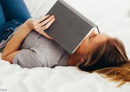أيهما أفضل للدماغ.. الدراسة على السرير أم المكتب؟