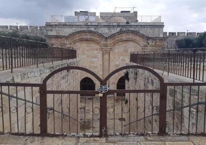 العشرات يؤدون صلاة الظهر أمام "باب الرحمة"