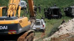 الاحتلال يجرف مساحات واسعة من أراضي جنوبي قلقيلية