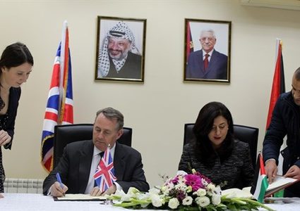 فلسطين وبريطانيا توقعان اتفاق تجاري ثنائي