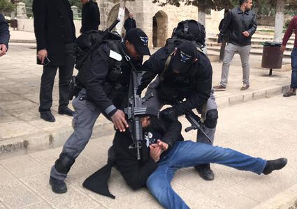 اعتقالات واعتداءات على المصلين عند "باب الرحمة"