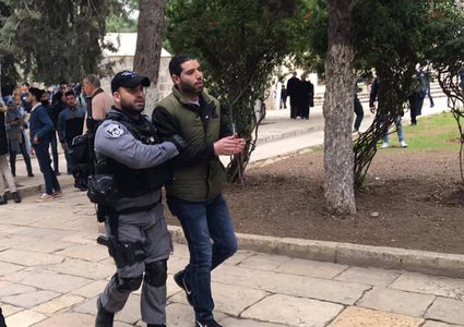 الاحتلال يعتقل ويعتدي على المصلين عند باب الرحمة بالقدس المحتلة