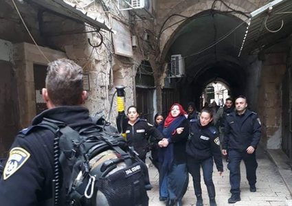 اعتقالات واعتداءات على المصلين عند "باب الرحمة"