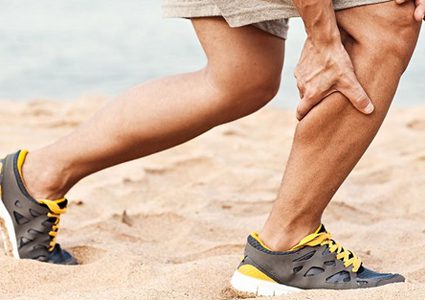 هل تهتز رجلك لا إراديا.. قد يكون لديك نقص فى الحديد