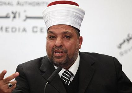 ادعيس يستنكر اغلاق معظم بوابات المسجد الأقصى