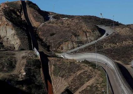 البيت الأبيض: سننجز بناء مئات الأميال من الجدار مع المكسيك