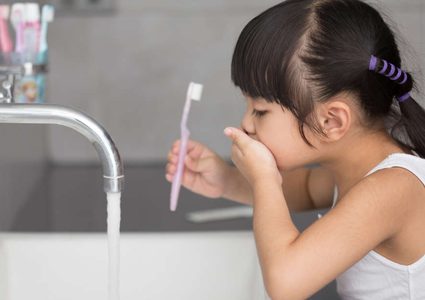 هل ينظف الأطفال أسنانهم بشكل خاطئ