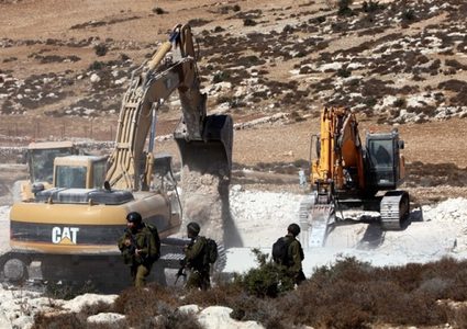 الاحتلال يسلم إخطارات لهدم منازل ومحمية طبيعية وحديقة اطفال