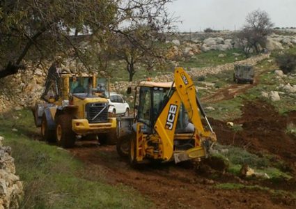 الاحتلال يجرف مساحات واسعة من أراضي بورين جنوب نابلس