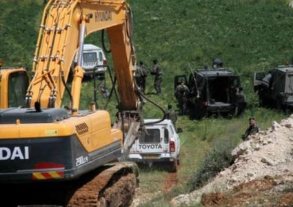 الاحتلال يجرف أراضٍ زراعية بقلقيلية