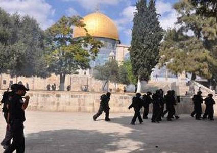 الاحتلال يفرج عن قاصر ويبعد موظفة أوقاف عن الأقصى 15 يوما