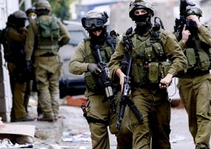 الاحتلال يداهم منازل في يطا ويخطر مواطنا بإخلاء ارضه