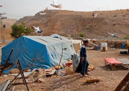 الاحتلال يشرد عائلة في الرأس الأحمر تمهيدا لهدم خيامها