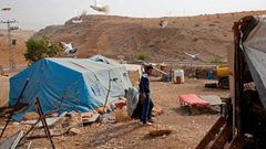 الاحتلال يشرد عائلة في الرأس الأحمر تمهيدا لهدم خيامها