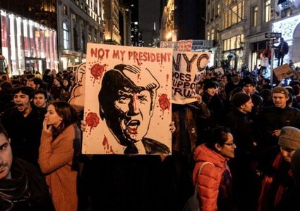 تظاهرة مناهضة لترامب أمام البيت الأبيض