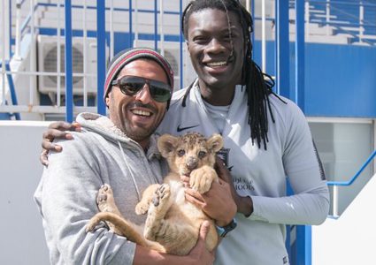 "أسدين" مكافأة مهاجم الهلال السعودى بعد تخطى زعيم الثغر بالبطولة العربية