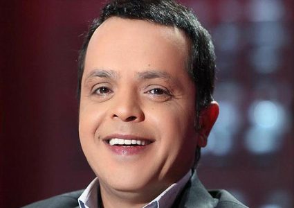 كيف تغلب محمد هنيدي على قصر قامته أمام محمد حماقي؟