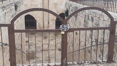 الاحتلال يحوّل "باب الرحمة" إلى ثكنة عسكرية
