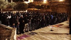 توتر في المسجد الاقصى.. والمقدسيون يواصلون دفاعهم عن باب الرحمة