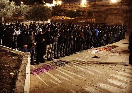 توتر في المسجد الاقصى.. والمقدسيون يواصلون دفاعهم عن باب الرحمة