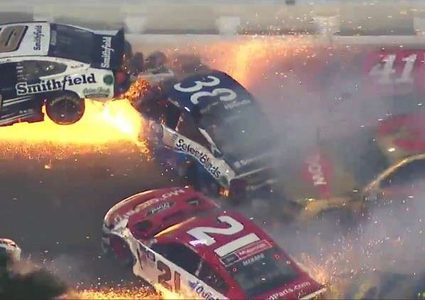 اصطدام 20 سيارة في أكثر السباقات إثارة في أمريكا!