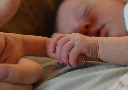 طفل يعود إلى الحياة بعد إعلان وفاته ثلاث مرات!