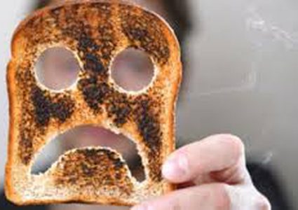 دراسة: الخبز "المحروق" أكثر سمية من انبعاثات الشاحنات والسيارات