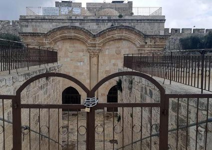 إعادة تركيب البوابة الخارجية لـ"باب الرحمة"