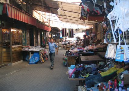 بلدية جنين تباشر بإزالة التعديات في أسواق المدينة