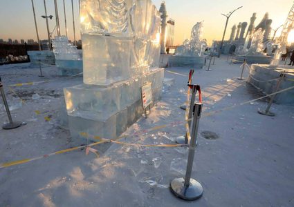 دفء مفاجئ يذيب منحوتات لآلاف الفنانين بالصين