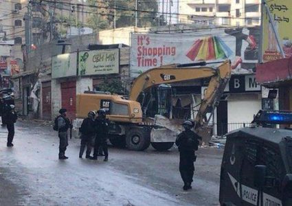 الاحتلال يخطر بهدم منازل في مخيم شعفاط بالقدس