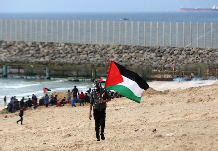 يحتج المتظاهرون الفلسطينيون على الشاطئ على طول حدود غزة الشمالية ، على الجانب الآخر من مستوطنة كيبوتس زيكيم الإسرائيلية ، في 19 فبراير 2019 ، كجزء من الاحتجاجات البحرية الأسبوعية ضد الحصار البحري في القطاع الساحلي.