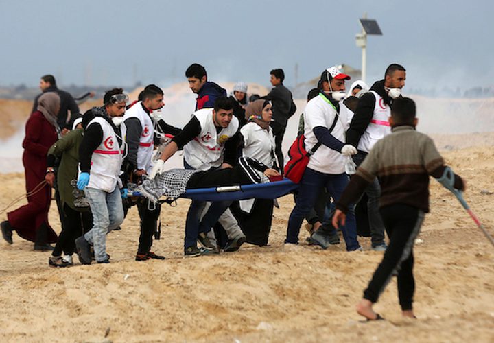 يحتج المتظاهرون الفلسطينيون على الشاطئ على طول حدود غزة الشمالية ، على الجانب الآخر من مستوطنة كيبوتس زيكيم الإسرائيلية ، في 19 فبراير 2019 ، كجزء من الاحتجاجات البحرية الأسبوعية ضد الحصار البحري في القطاع الساحلي.