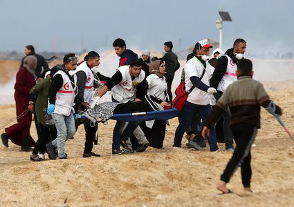 يحتج المتظاهرون الفلسطينيون على الشاطئ على طول حدود غزة الشمالية ، على الجانب الآخر من مستوطنة كيبوتس زيكيم الإسرائيلية ، في 19 فبراير 2019 ، كجزء من الاحتجاجات البحرية الأسبوعية ضد الحصار البحري في القطاع الساحلي.