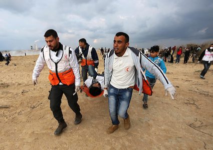 يحتج المتظاهرون الفلسطينيون على الشاطئ على طول حدود غزة الشمالية ، على الجانب الآخر من مستوطنة كيبوتس زيكيم الإسرائيلية ، في 19 فبراير 2019 ، كجزء من الاحتجاجات البحرية الأسبوعية ضد الحصار البحري في القطاع الساحلي.