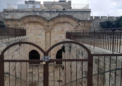 عشرات المقدسيين يزيلون البوابة الحديدية لباب الرحمة