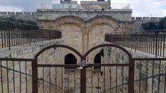 عشرات المقدسيين يزيلون البوابة الحديدية لباب الرحمة