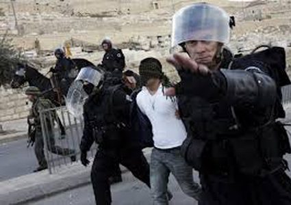 الاحتلال يفرج عن 14 مقدسيا بشروط مقيّدة ويمدد اعتقال شابين