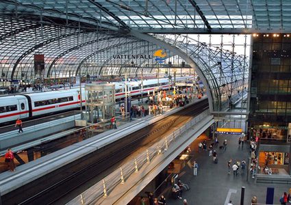 طفلة تثير الرعب في محطة قطارات صينية !