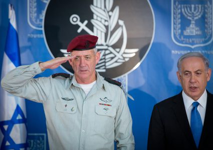 "غانتس" يفتح النار على "نتنياهو".. ويصفه بالمخادع والجبان