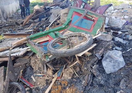 عربات خضار تم تحطيمها من قبل بلدية جنين بعد ازالتها من شوارع المدينة .